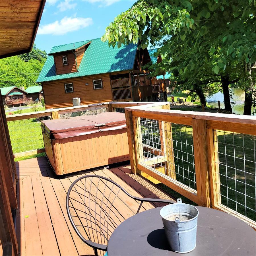 Skinny Dippin'-River Front- Free Tickets-Dog Friendly-Sleeps 6 Pigeon Forge Zewnętrze zdjęcie