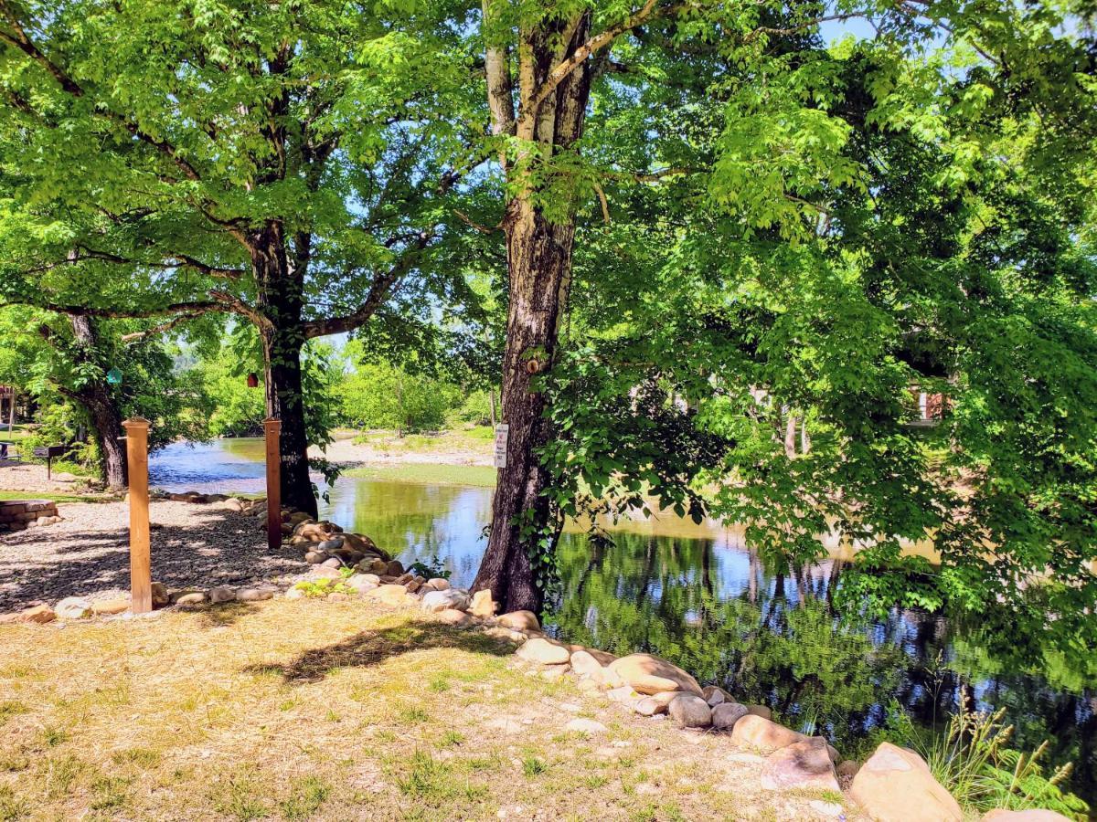 Skinny Dippin'-River Front- Free Tickets-Dog Friendly-Sleeps 6 Pigeon Forge Zewnętrze zdjęcie