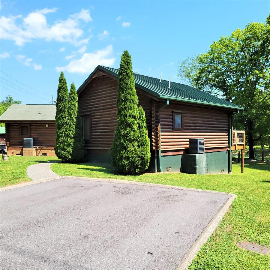 Skinny Dippin'-River Front- Free Tickets-Dog Friendly-Sleeps 6 Pigeon Forge Zewnętrze zdjęcie
